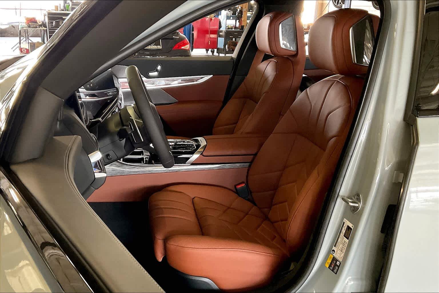 Used 2025 BMW 750e xDrive w/ Premium Package AWD/4WD image 9