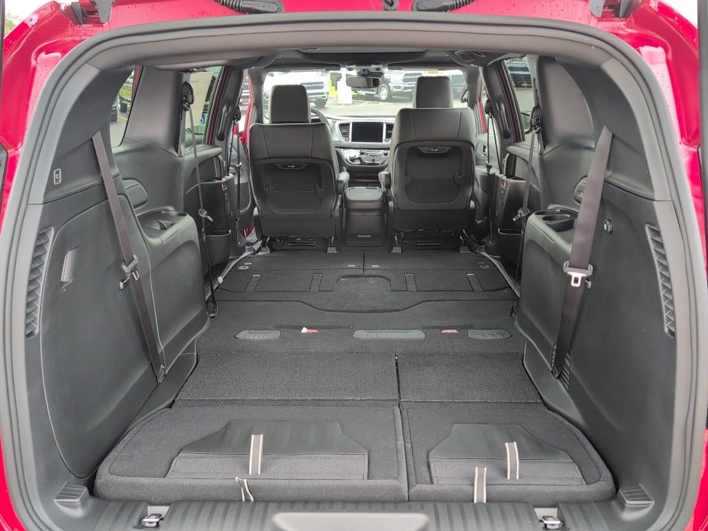 New 2026 Chrysler Pacifica Limited image 16