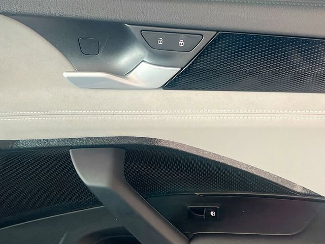 Used 2025 Volkswagen Tiguan SE R-Line image 32