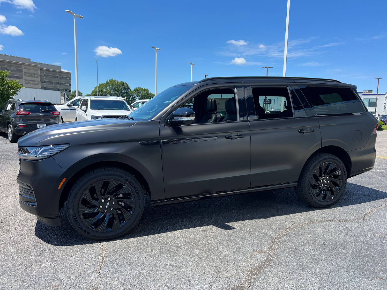 New 2026 Lincoln Navigator Reserve w/ Jet Appearance Package AWD/4WD image 3