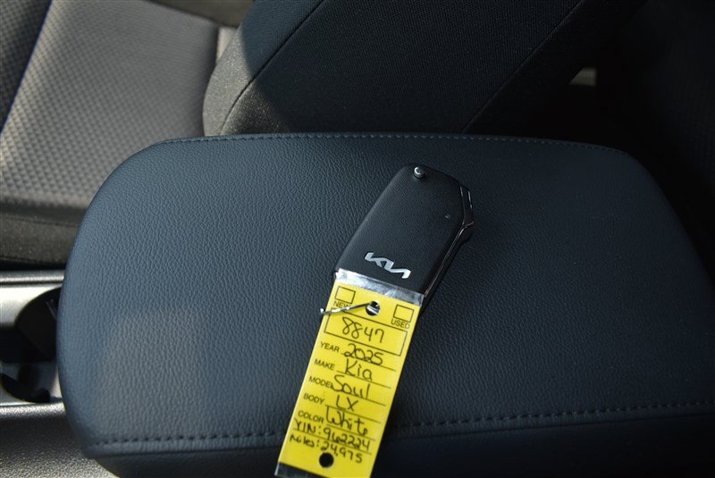 Used 2025 Kia Soul LX w/ LX Technology Package FWD image 16