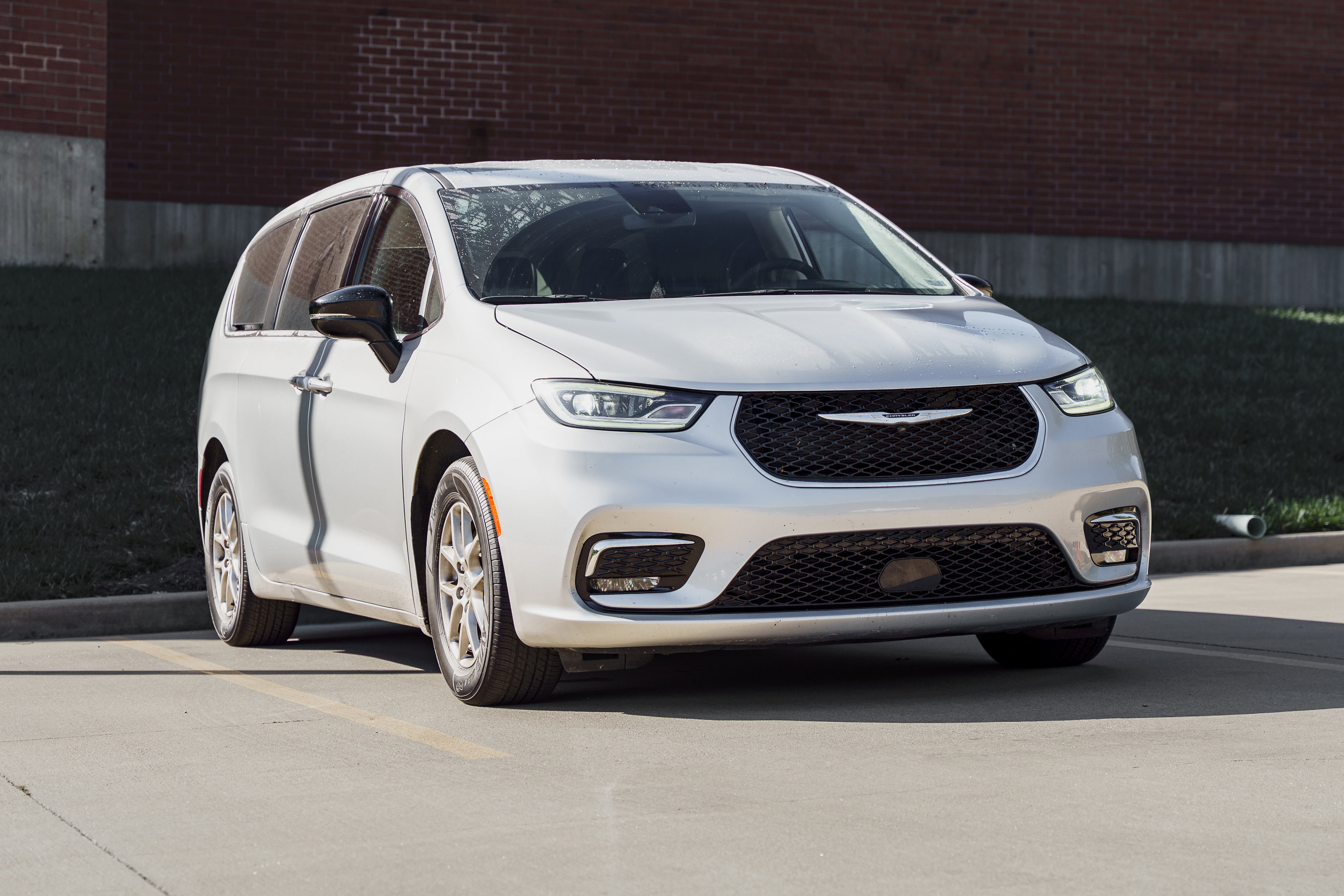 Used 2024 Chrysler Pacifica Touring-L image 1