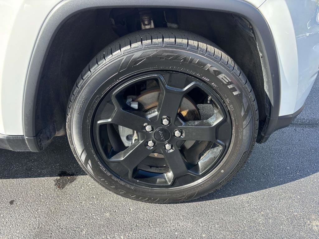 Used 2019 Jeep Grand Cherokee Laredo image 32