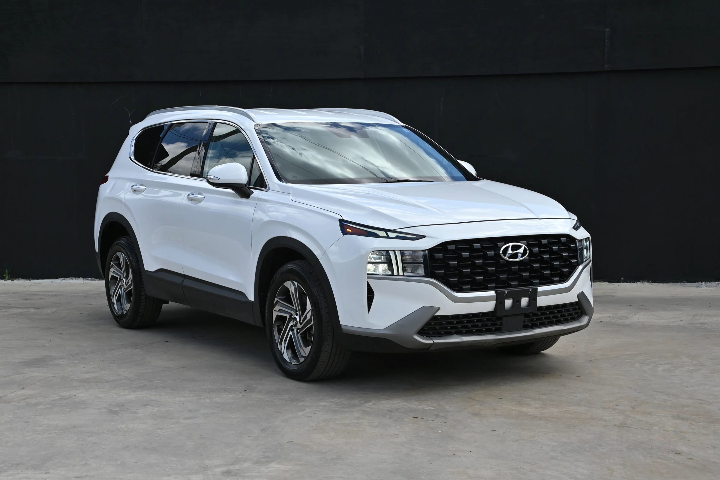 Used 2023 Hyundai Santa Fe SEL image 2