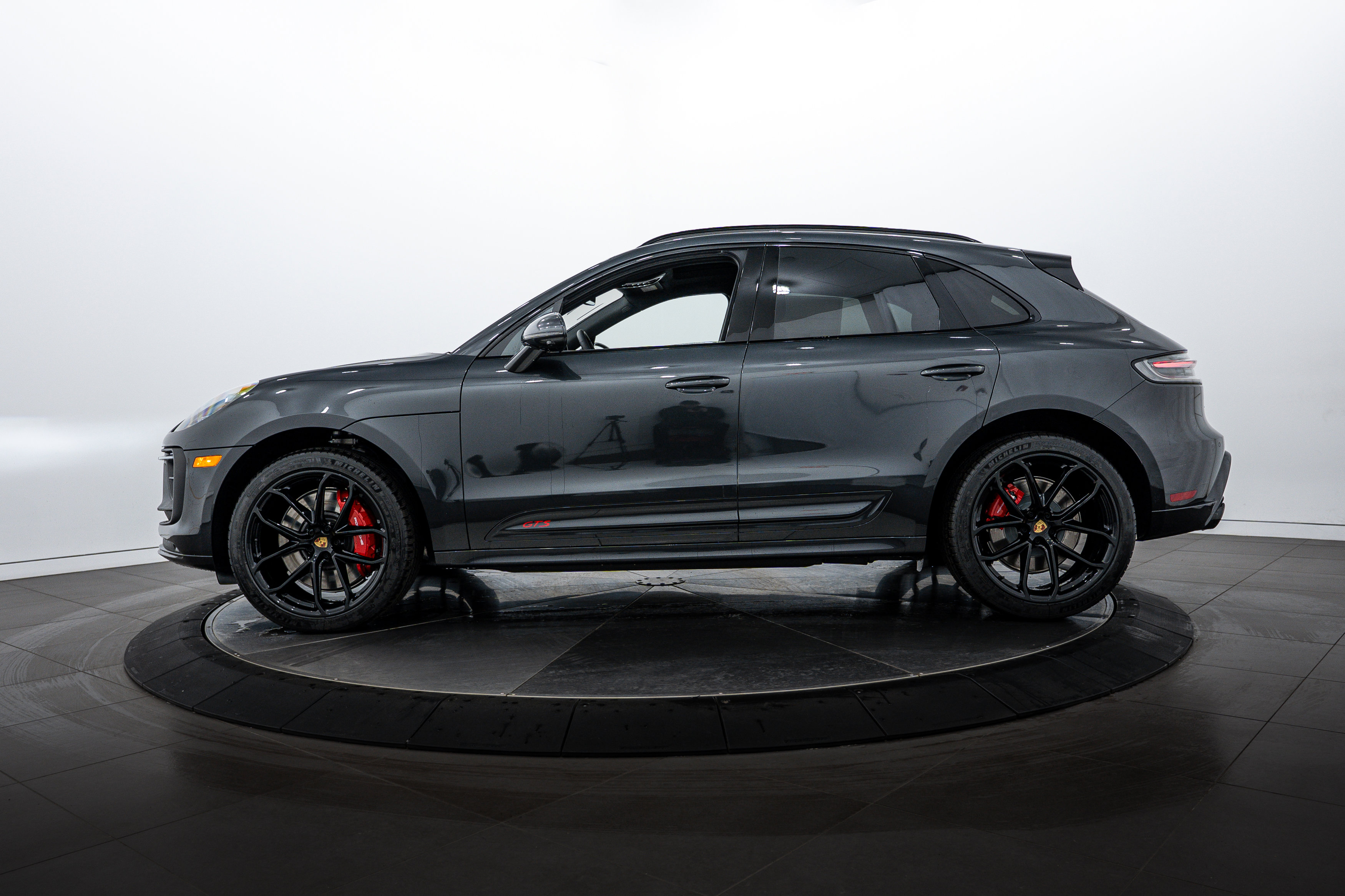 New 2026 Porsche Macan GTS image 2