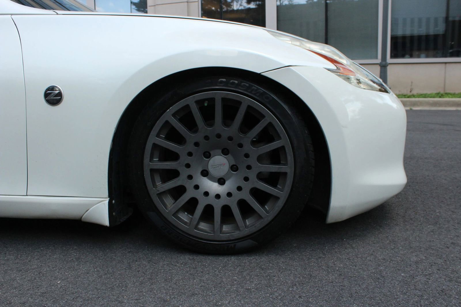 Used 2011 Nissan 370Z Coupe RWD image 4