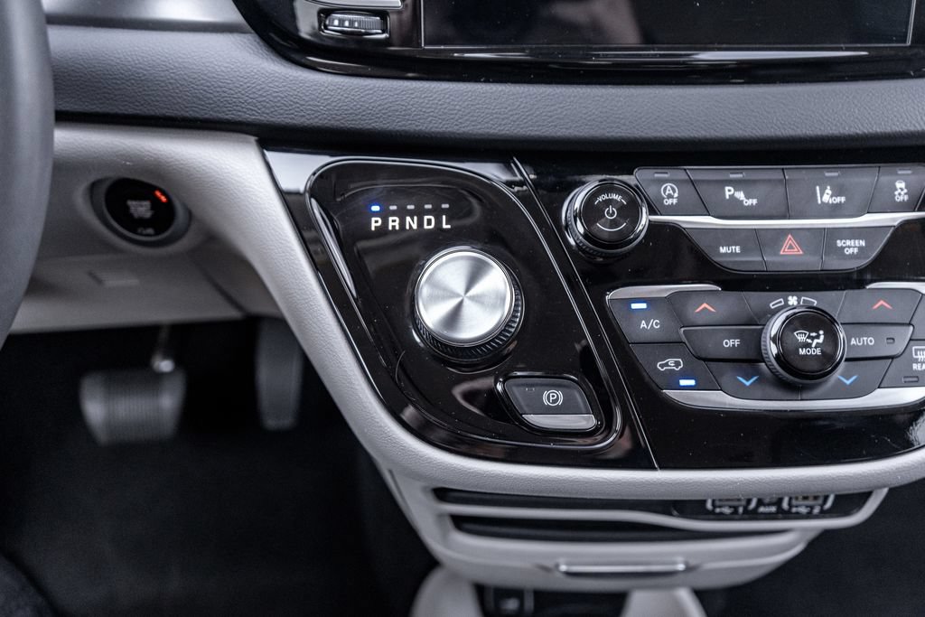Used 2024 Chrysler Pacifica Touring-L FWD image 28
