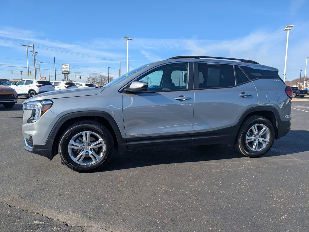 Used 2024 GMC Terrain SLE w/ Driver Convenience Package image 4