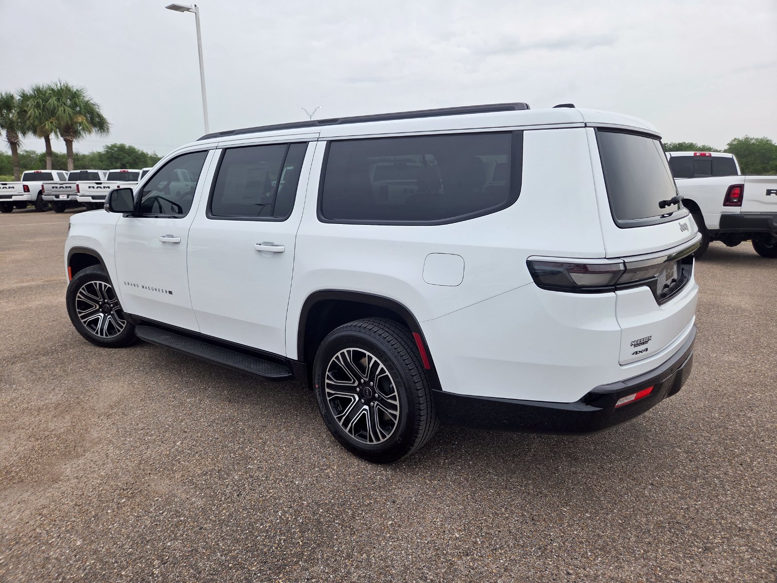 New 2026 Jeep Grand Wagoneer L 4WD w/ Premium Group I image 5