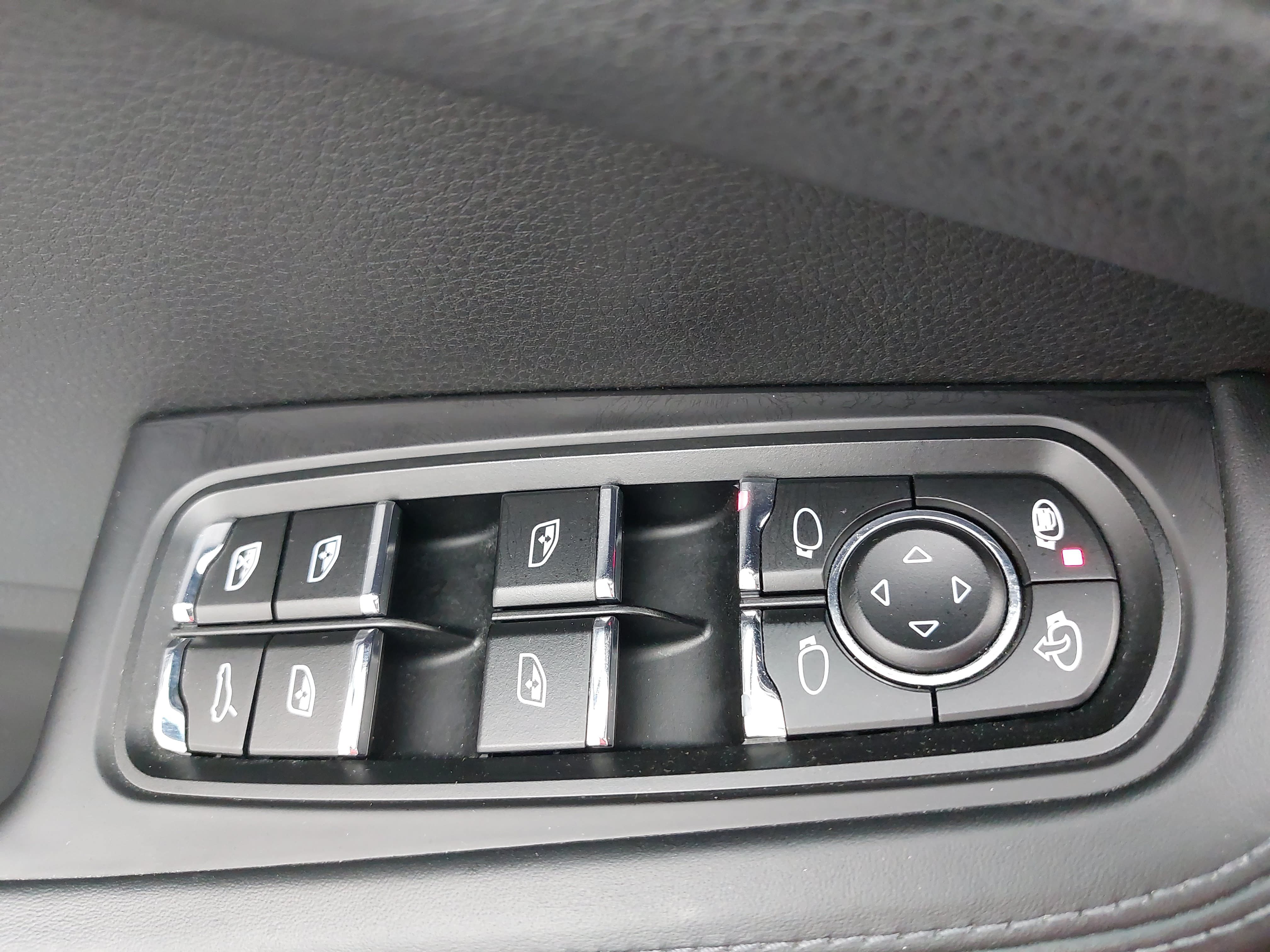 Certified 2017 Porsche Macan GTS AWD/4WD image 30