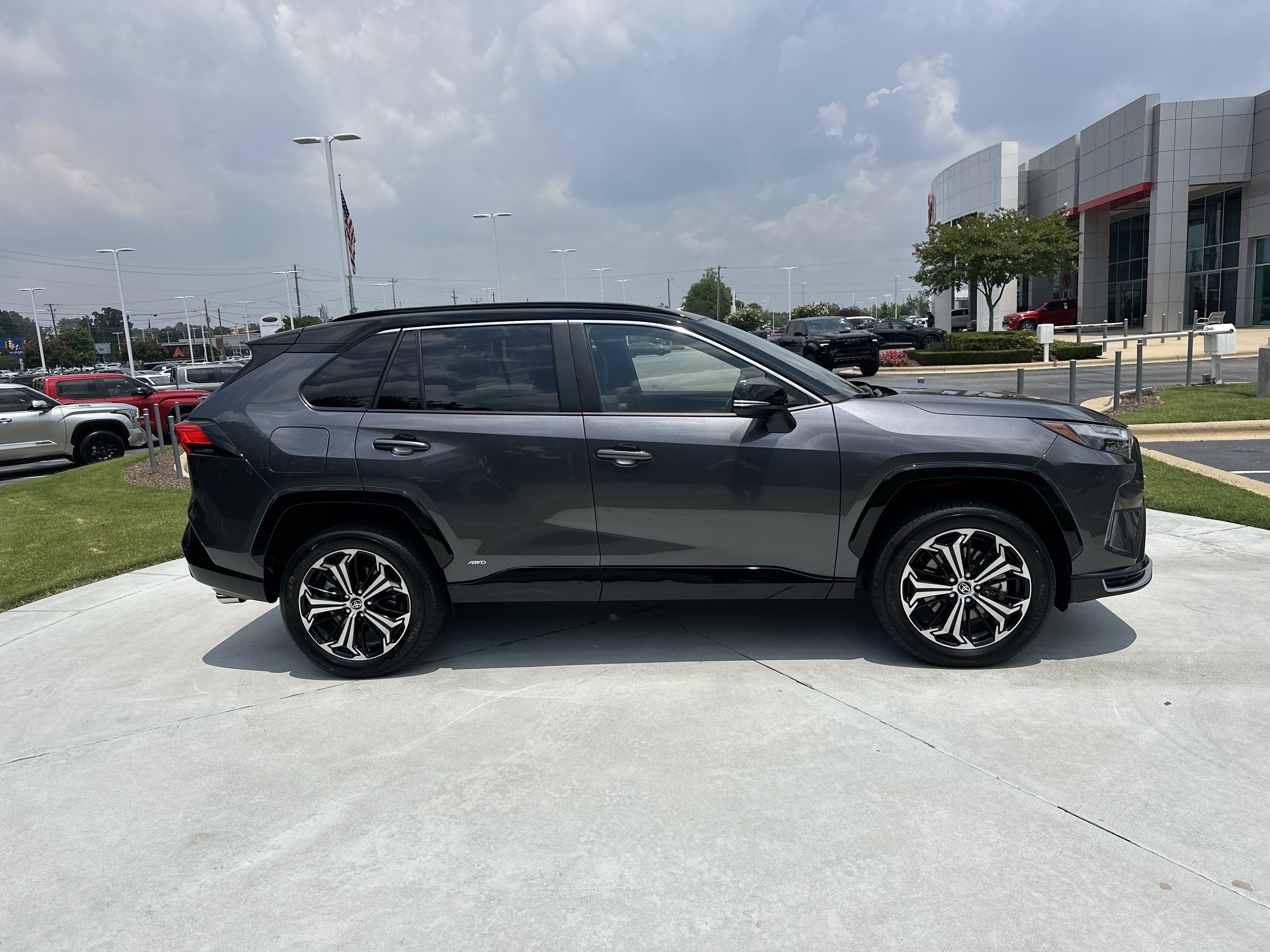 Used 2025 Toyota RAV4 XSE AWD/4WD image 11