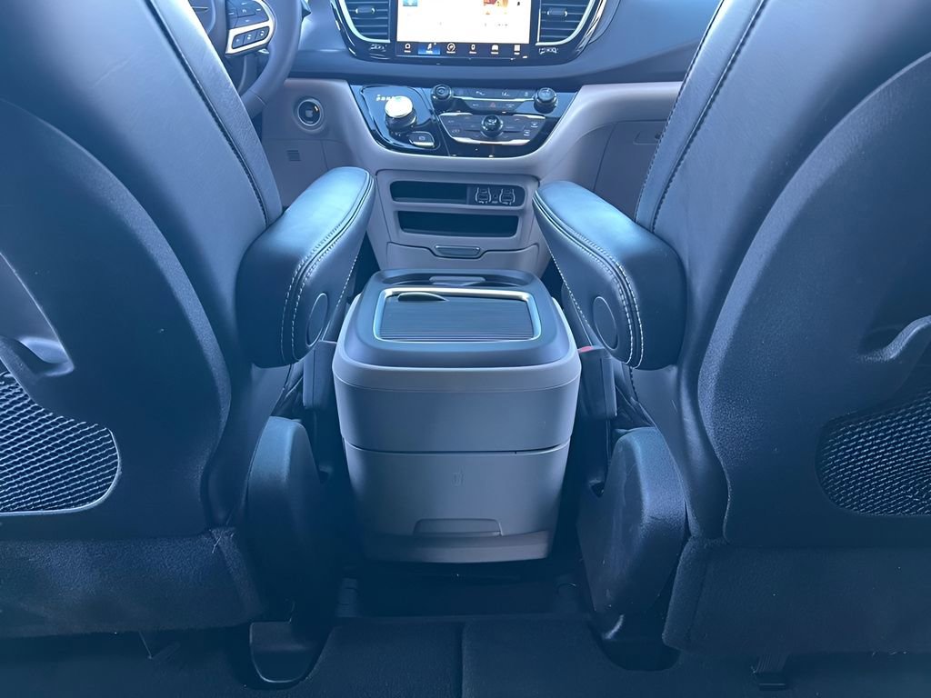 Used 2024 Chrysler Pacifica Touring-L image 22