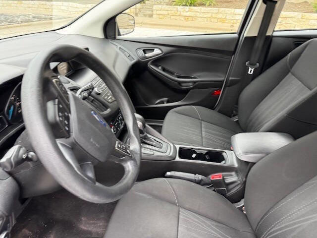 Used 2018 Ford Focus SE w/ SE Appearance Package image 32