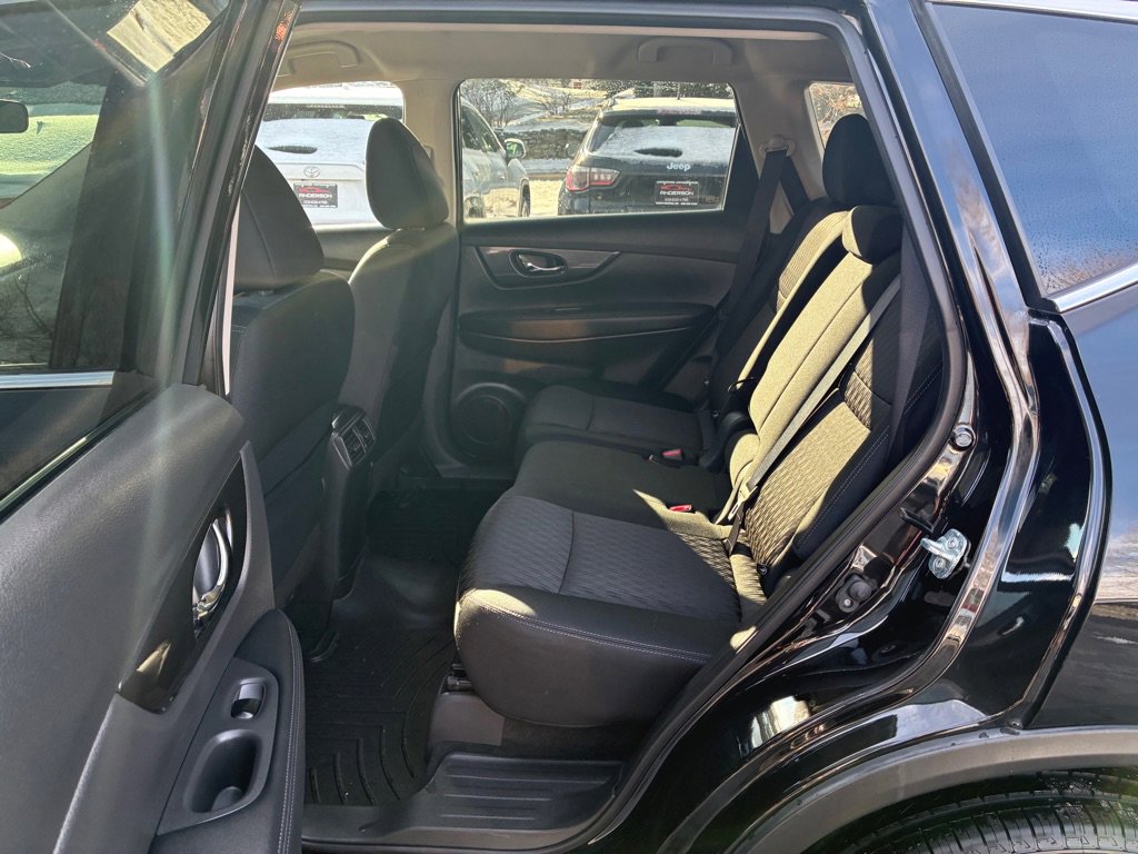 Used 2018 Nissan Rogue SV w/ Premium Package image 34