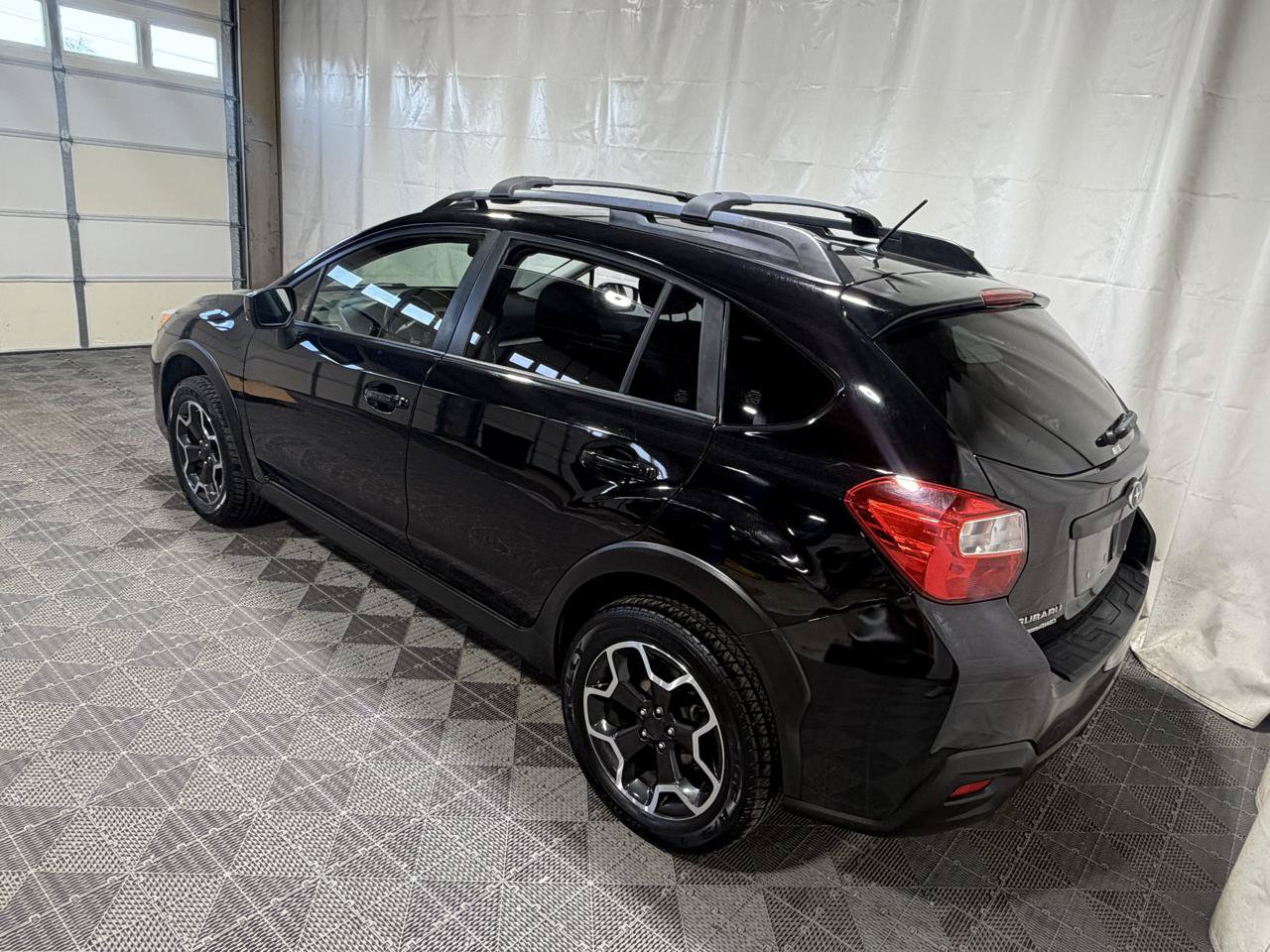 Used 2015 Subaru Crosstrek 2.0i Premium w/ Moonroof Package AWD/4WD image 9