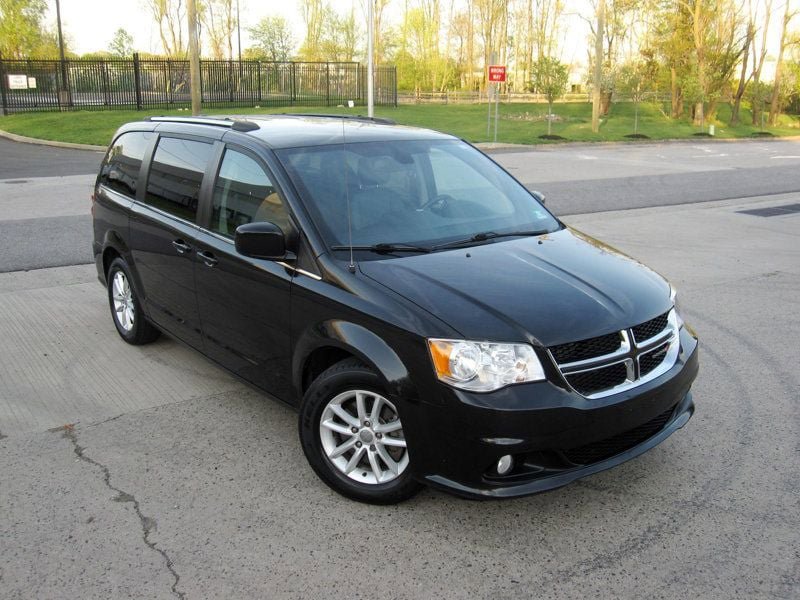 Used 2018 Dodge Grand Caravan SXT FWD image 2