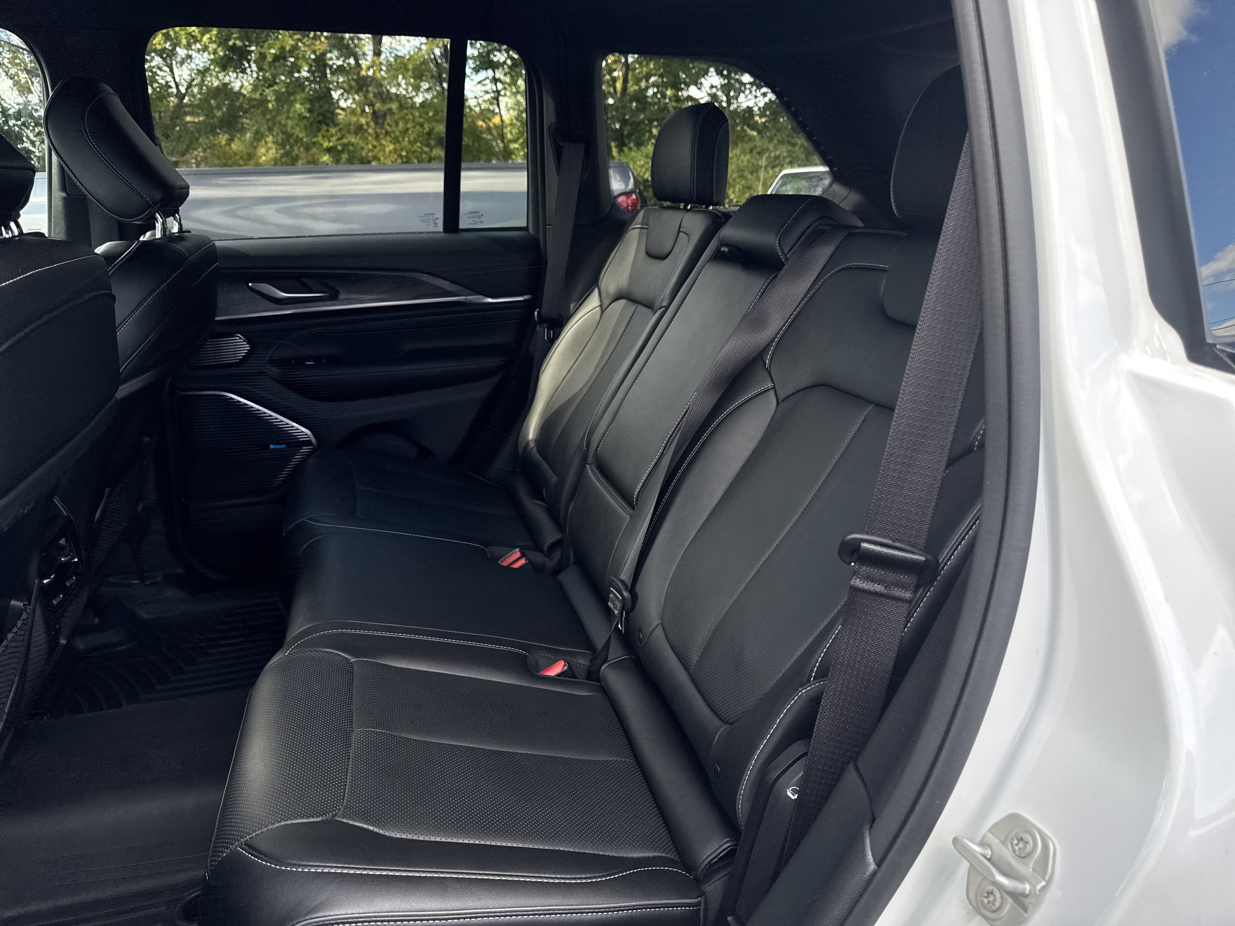 Used 2023 Jeep Grand Cherokee Overland AWD/4WD image 12