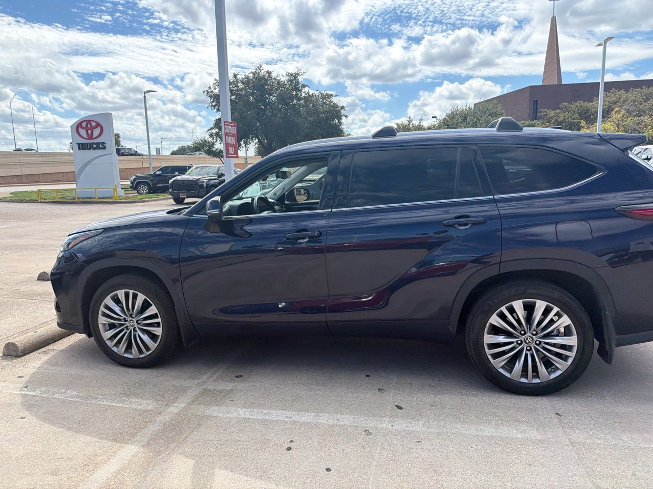 Used 2024 Toyota Highlander Platinum FWD image 8