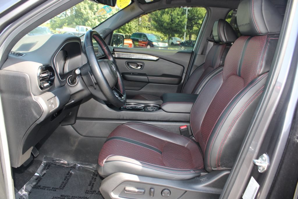 Certified 2025 Honda Pilot Black Edition image 11