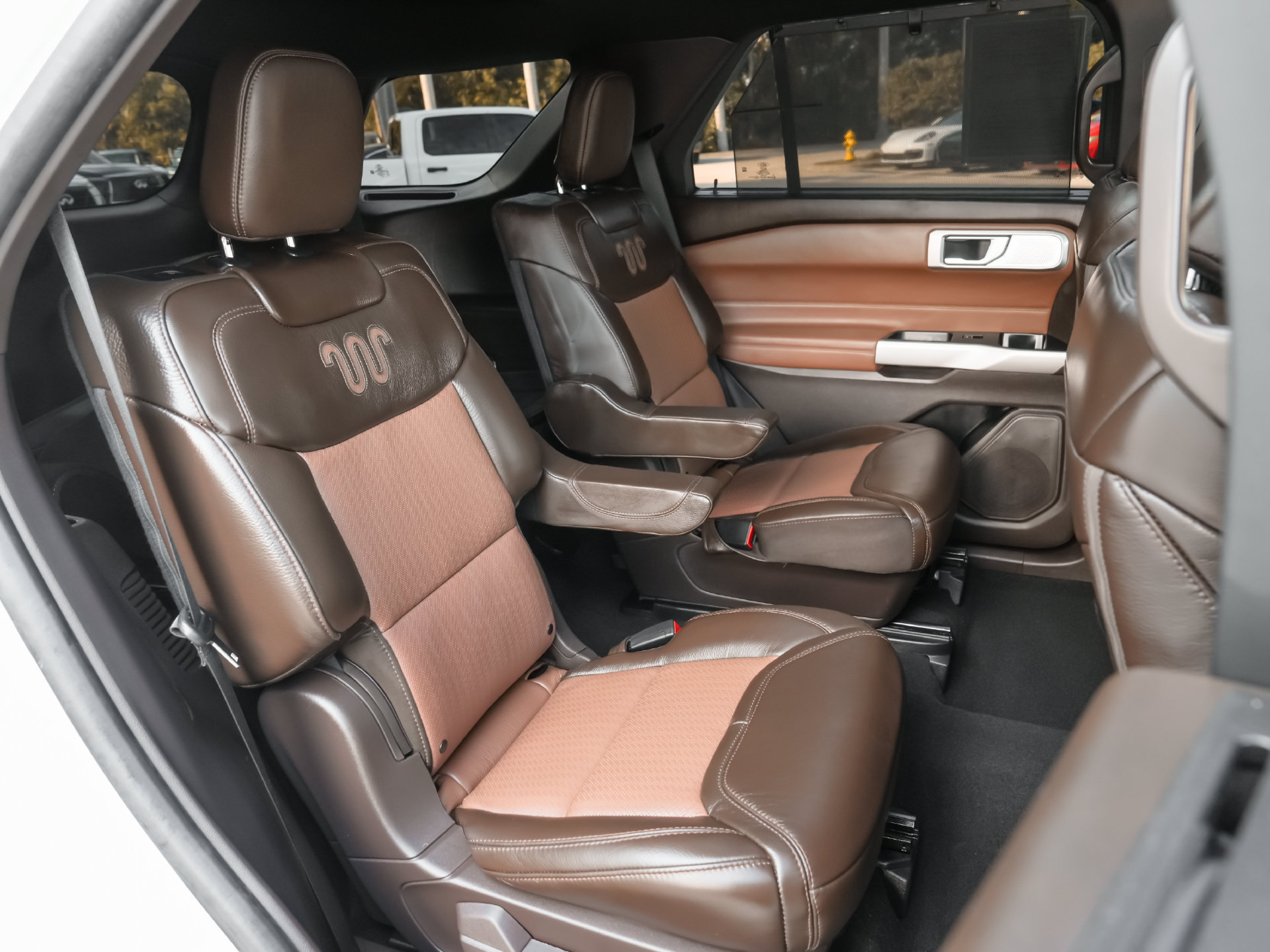 Used 2024 Ford Explorer King Ranch w/ Technology Package RWD image 9