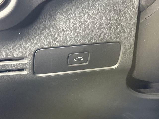 Used 2025 Volvo XC40 B5 Core image 18