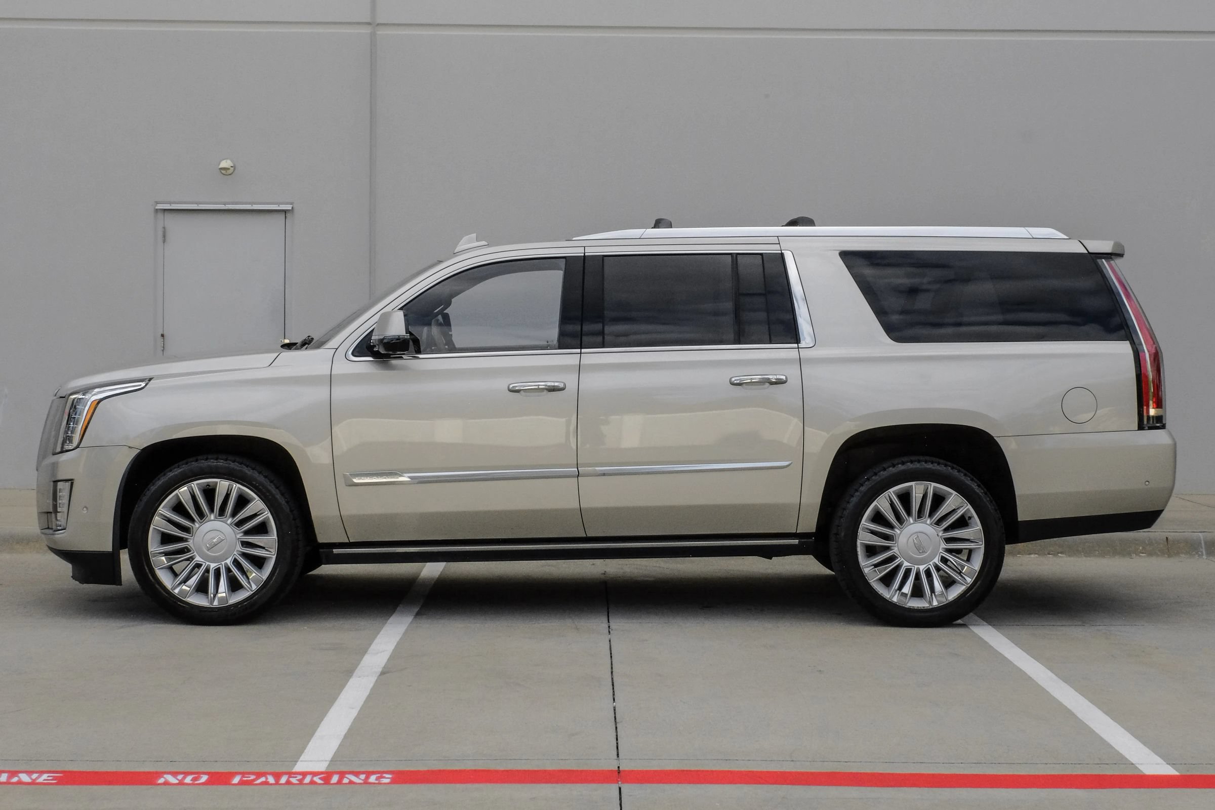 Used 2017 Cadillac Escalade ESV Platinum AWD/4WD image 8