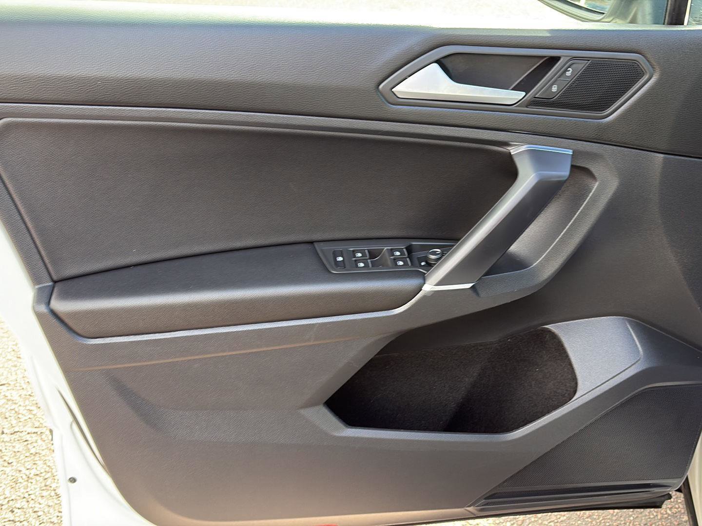 Used 2020 Volkswagen Tiguan SE image 12