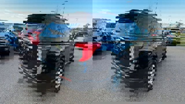 Used 2023 Ford Explorer XLT image 2