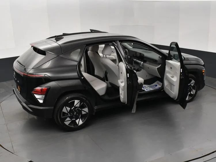 Used 2025 Hyundai Kona SEL FWD image 6