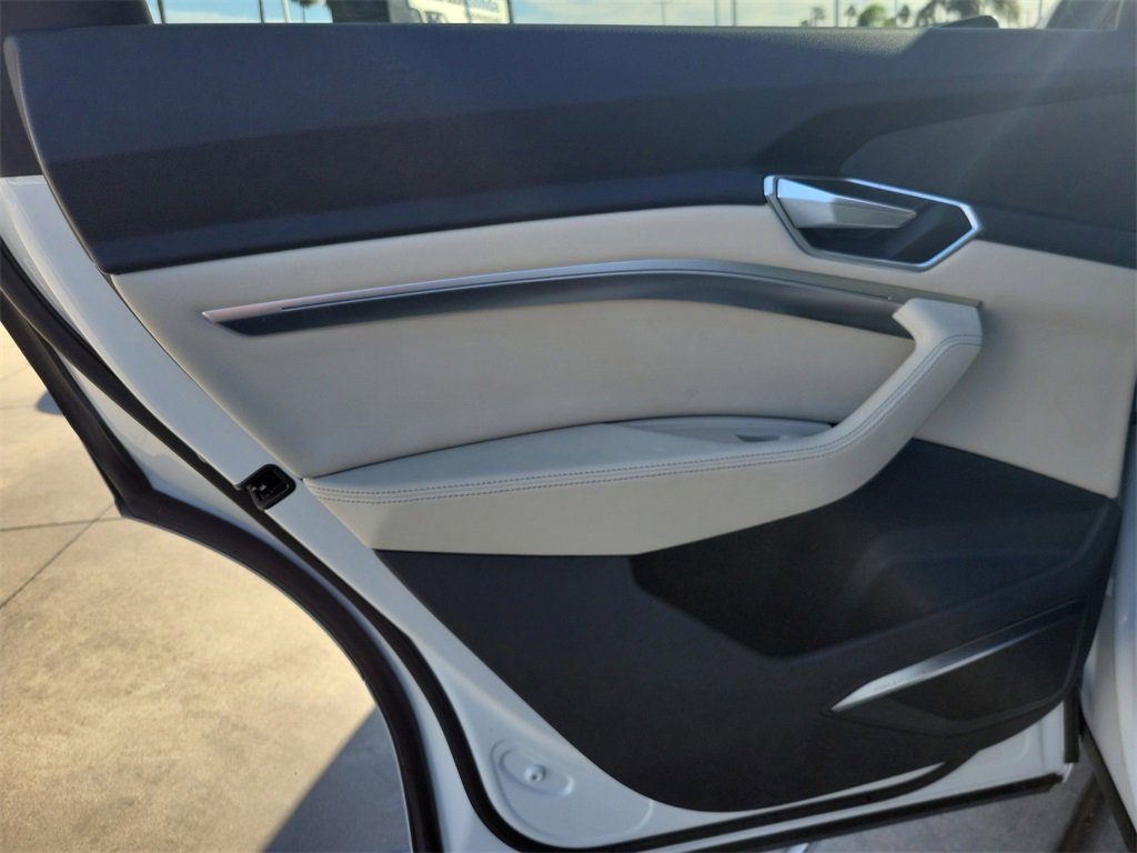 Used 2021 Audi e-tron Premium Plus w/ Premium Plus Package image 17