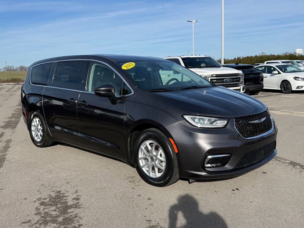 Used 2023 Chrysler Pacifica Touring-L image 2