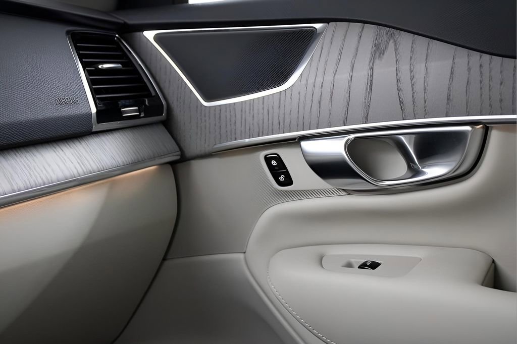 Certified 2025 Volvo XC90 T8 Plus w/ Protection Package Premier image 27