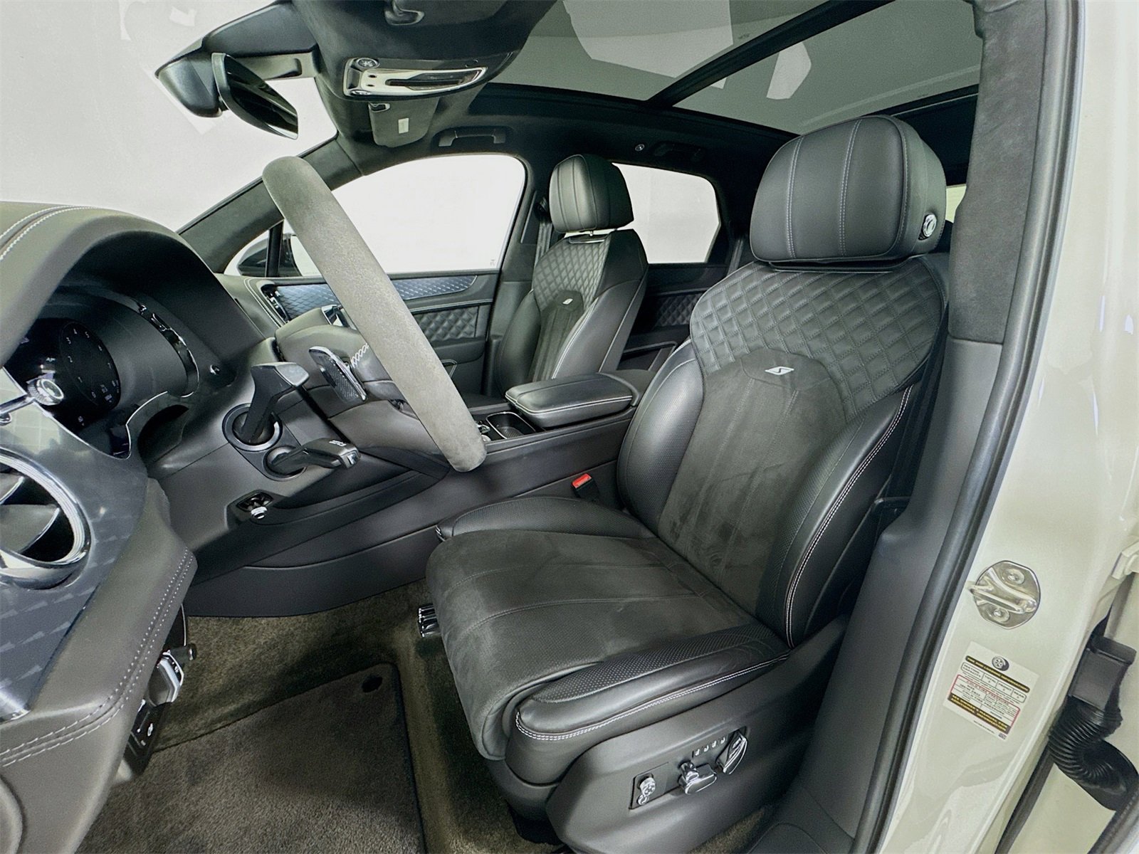 Used 2022 Bentley Bentayga image 21