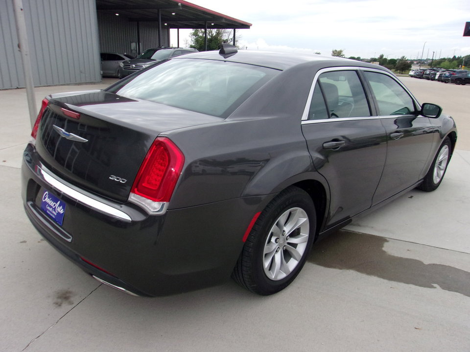 Used 2019 Chrysler 300 Touring image 3