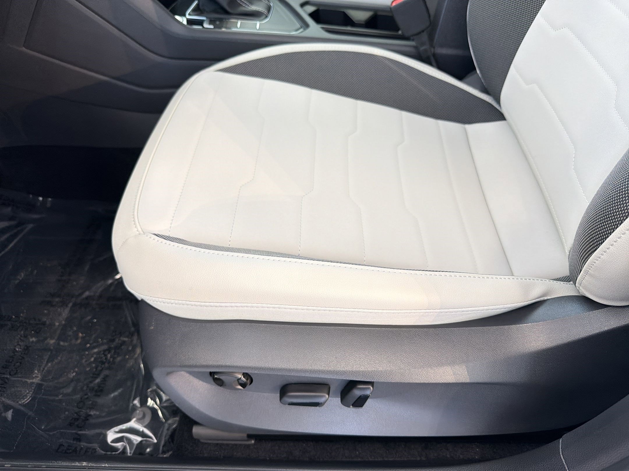 New 2026 Volkswagen Taos SE FWD image 14