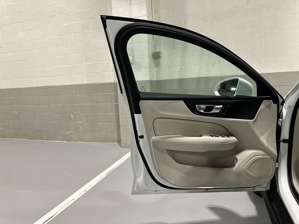 Used 2022 Volvo V60 T5 Cross Country image 9
