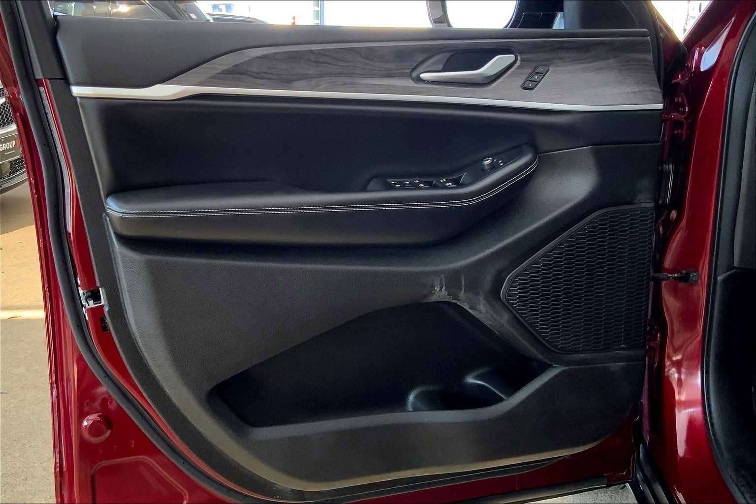 Used 2024 Jeep Grand Cherokee Limited image 21