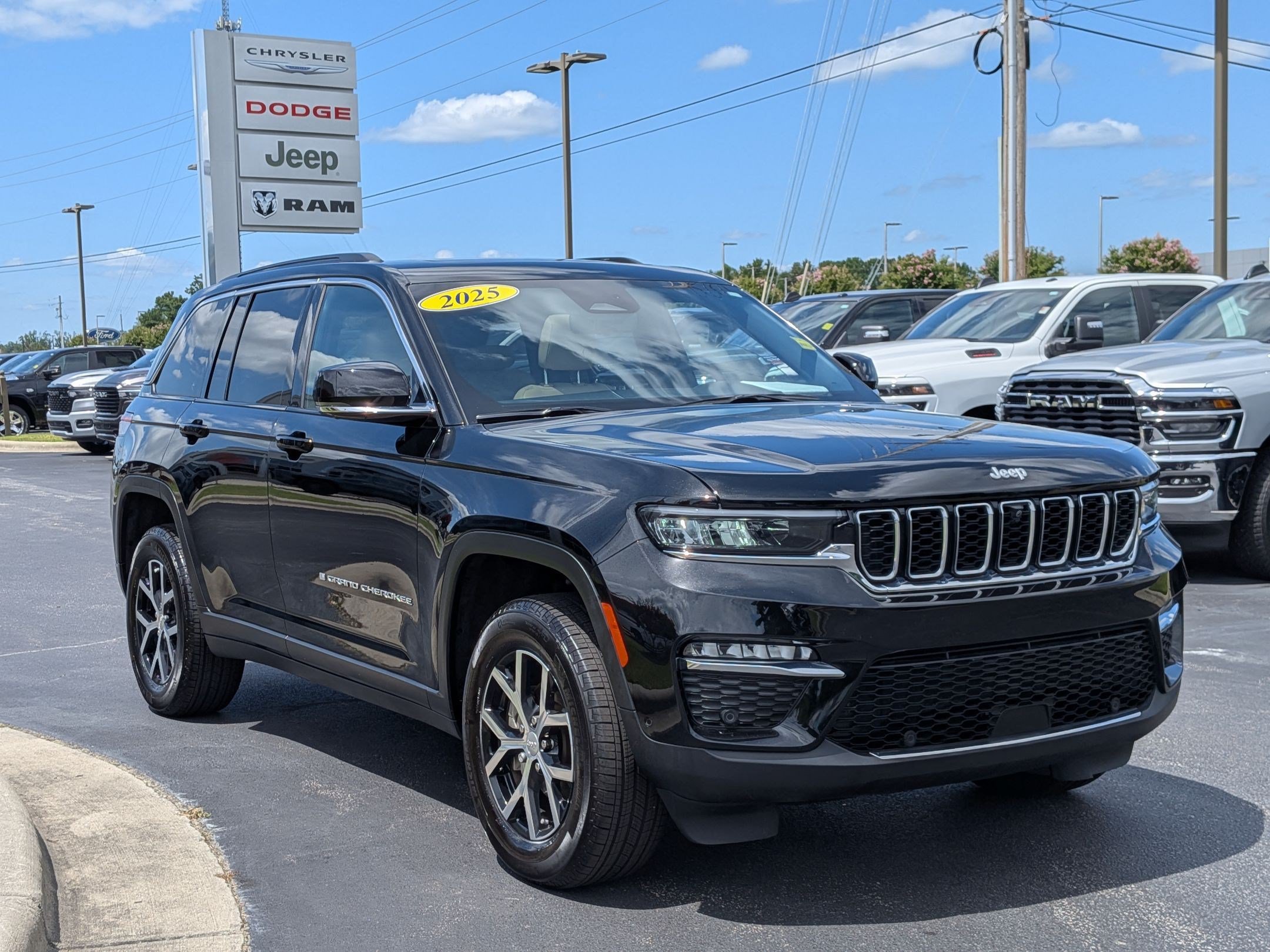 Used 2025 Jeep Grand Cherokee Limited w/ Luxury Tech Group II AWD/4WD image 3