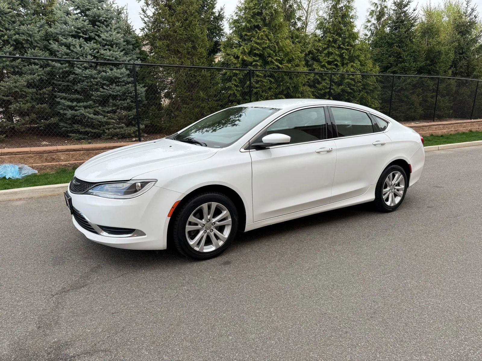 Used 2015 Chrysler 200 Limited w/ Convenience Group image 1