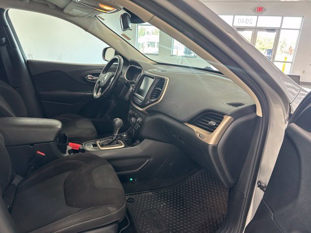 Used 2016 Jeep Cherokee Latitude w/ Cold Weather Group AWD/4WD image 21