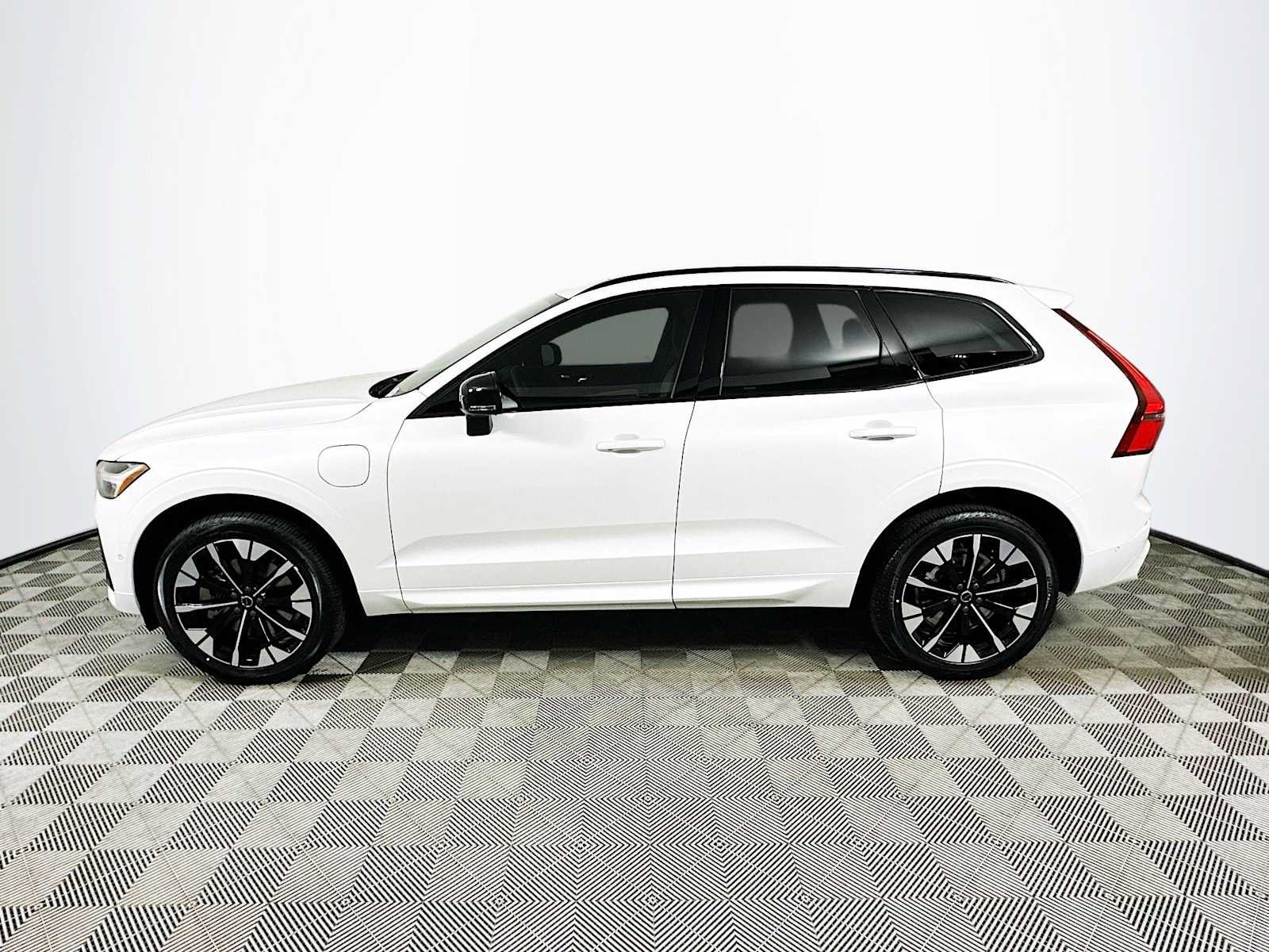 New 2026 Volvo XC60 T8 Plus w/ Climate Package PRO AWD/4WD image 4