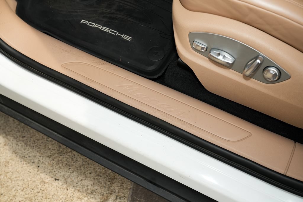 Certified 2024 Porsche Macan AWD/4WD image 20