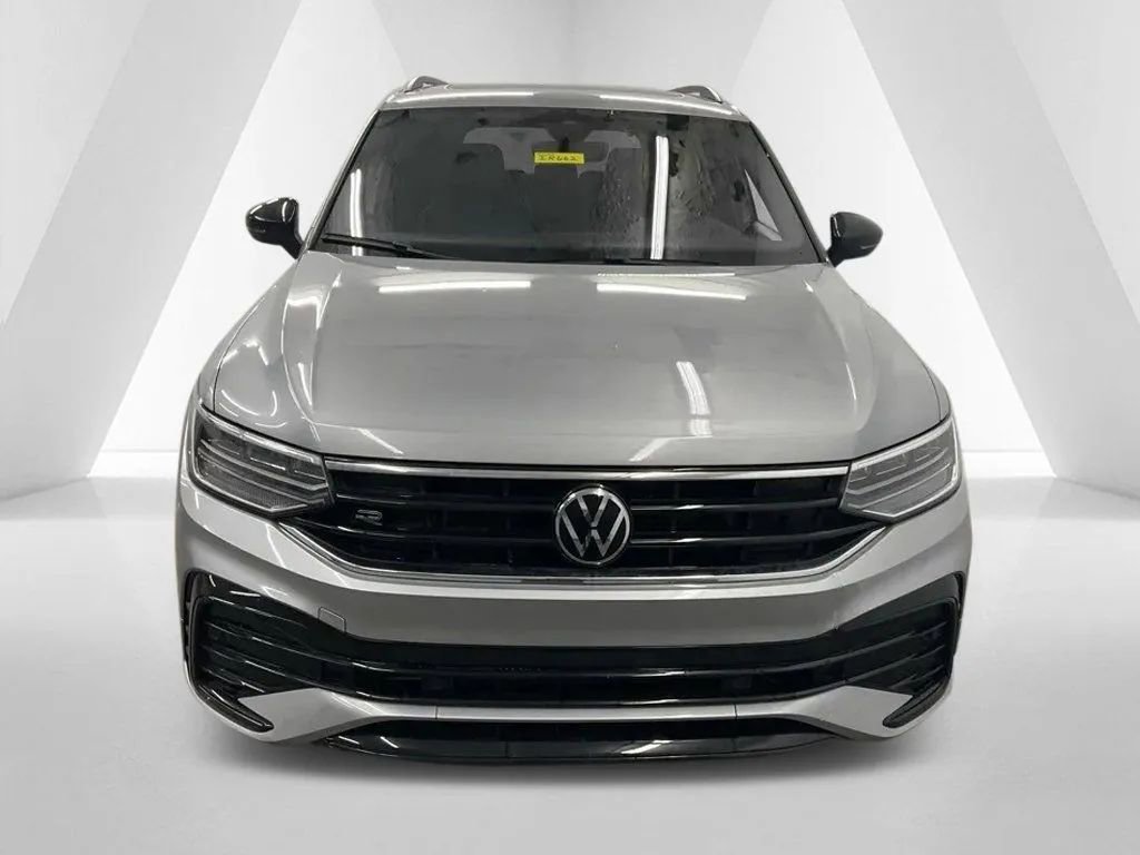 Used 2024 Volkswagen Tiguan SE R-Line image 2