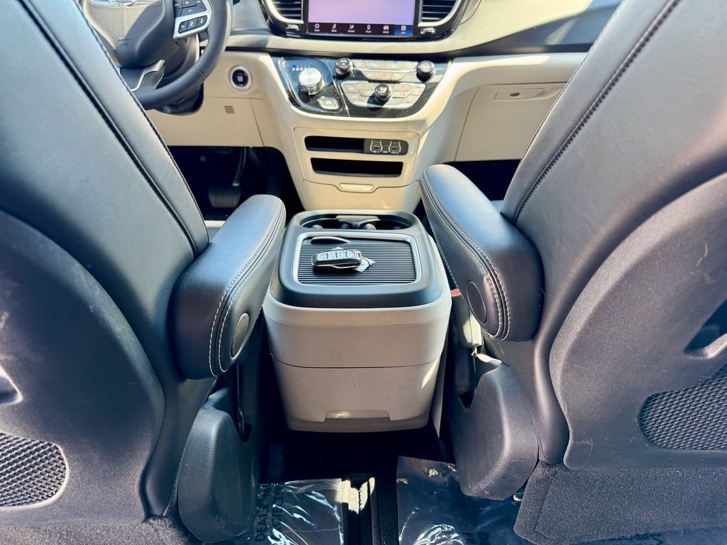 Used 2024 Chrysler Pacifica Touring-L FWD image 38