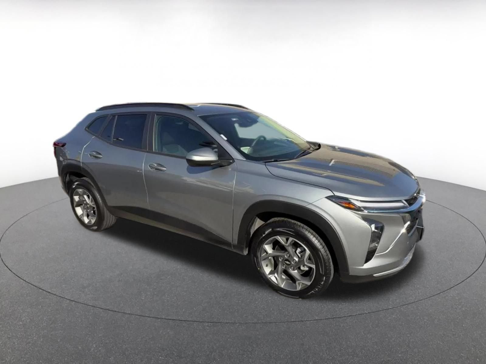 Used 2025 Chevrolet Trax LT FWD image 2