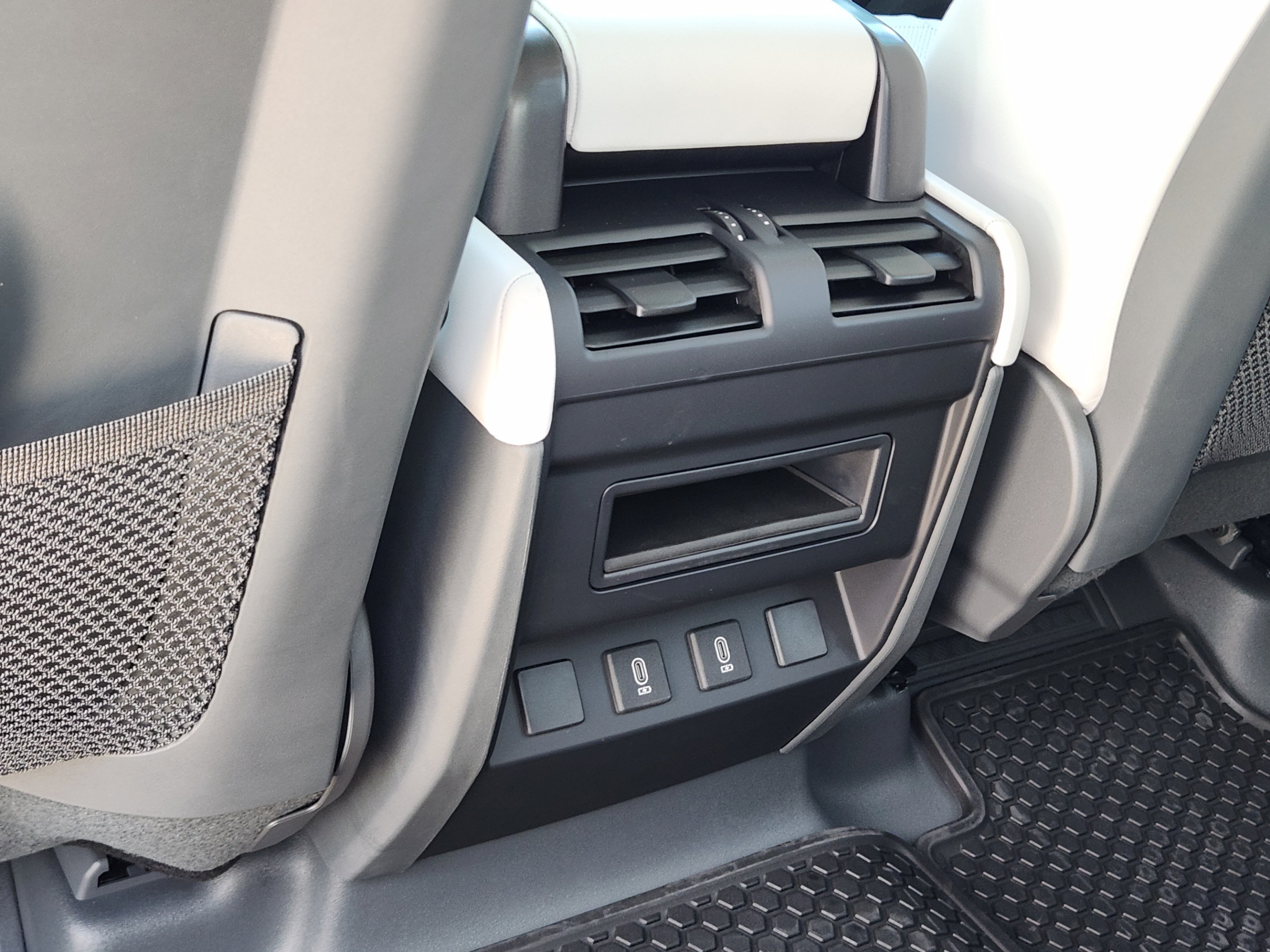 New 2026 Land Rover Defender 110 X-Dynamic SE AWD/4WD image 27
