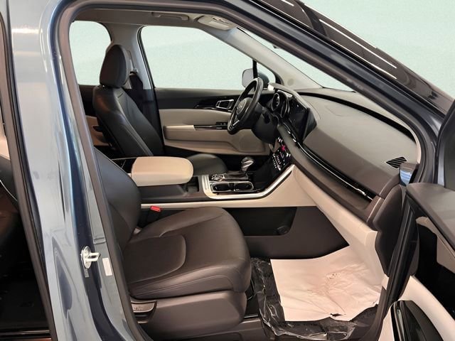 Used 2024 Kia Carnival EX FWD image 17