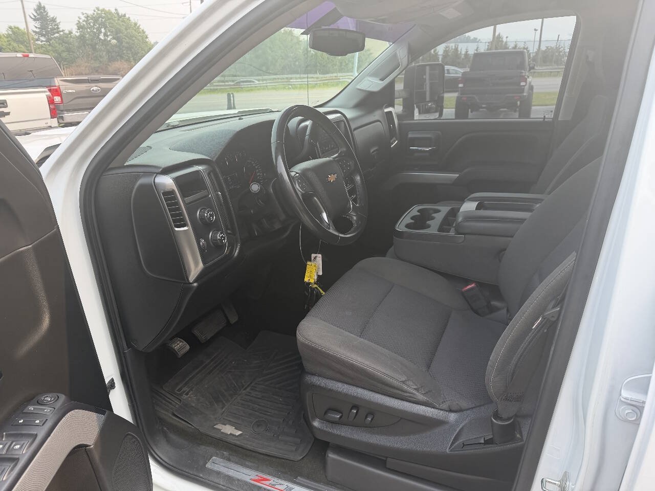 Used 2018 Chevrolet Silverado 1500 LT w/ LPO, Essentials Package AWD/4WD image 10