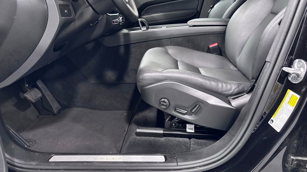 Certified 2025 Volvo XC60 B5 Core AWD/4WD image 11