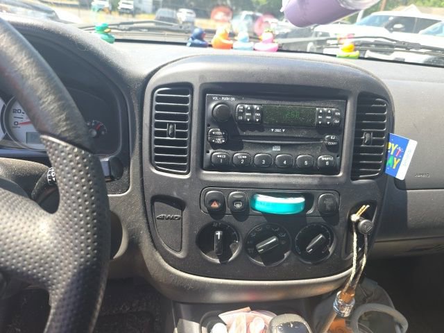 Used 2005 Ford Escape XLS AWD/4WD image 2